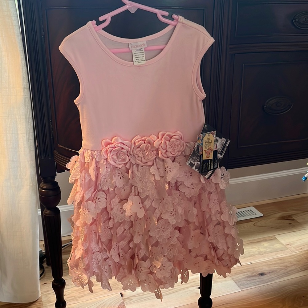 Little girls dress size 5. New with tags. Really cute! Cachcach